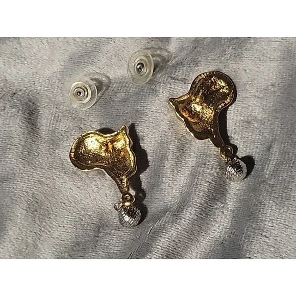 Vintage gold & silver tone cat kitten playing with ball of yarn dangle earrings - Picture 6 of 8